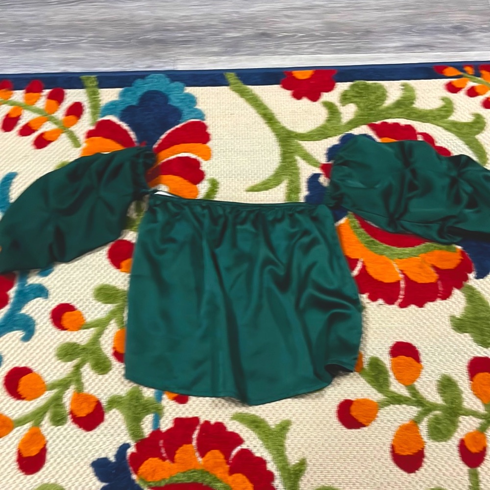 Size: S | Essue | shoulder-less, emerald green silky material, dress shirt